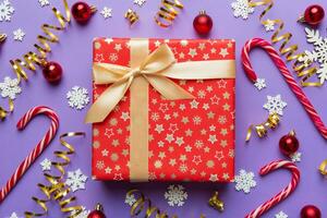 Weihnachten Komposition. Geschenke Box mit Neu Jahr Dekorationen auf farbig Hintergrund. Weihnachten, Winter, Neu Jahr Konzept. eben legen, oben Sicht, Kopieren Raum foto