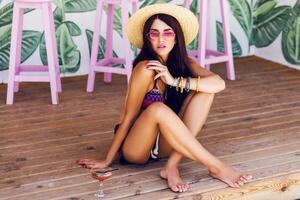 ziemlich Strand Frau im hell Farbe Bademode, Rosa Herz Sonnenbrille und Stroh Hut genießen Sommer- . foto