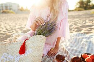 Einzelheiten. Frau Hände. Picknick auf das Strand - - Croissants, Äpfel, Erdbeeren und Süßigkeiten. foto