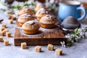 frisch gebackene Cupcakes aus Reismehl mit Banane und Vanille foto