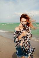 sorglos Frau Springen Freiheit auf Weiß Sand. Blau Ozean Hintergrund. windig Haare. foto