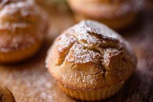 frisch gebackene Cupcakes aus Reismehl mit Banane und Vanille foto