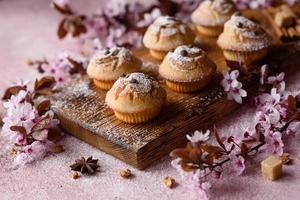 frisch gebackene Cupcakes aus Reismehl mit Banane und Vanille foto