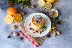 leckere frische schöne Pfannkuchen mit Zitrushonig und Marmelade