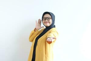 schön jung asiatisch Muslim Frau, tragen Brille und Blau Blazer zeigen Palmen während lächelnd foto