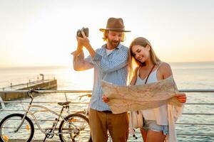 attraktiv glücklich Paar Reisen im Sommer- auf Fahrräder foto