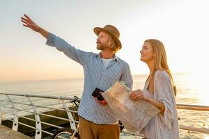 attraktiv glücklich Paar Reisen im Sommer- auf Fahrräder foto