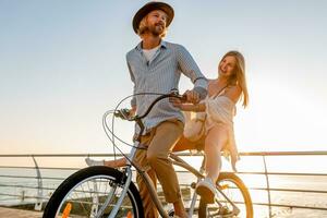 attraktiv glücklich Paar Reisen im Sommer- auf Fahrräder foto