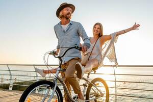 attraktiv glücklich Paar Reisen im Sommer- auf Fahrräder foto