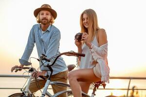 attraktiv glücklich Paar Reisen im Sommer- auf Fahrräder foto