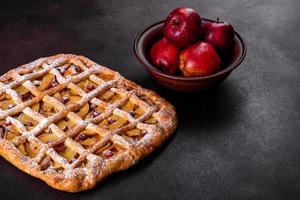 leckerer frischer Kuchen gebacken mit Apfel, Birnen und Beeren foto