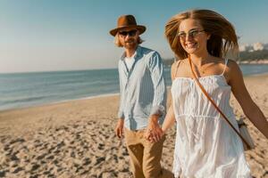 jung attraktiv lächelnd glücklich Mann und Frau Laufen zusammen auf Strand foto