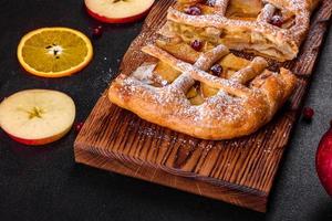 leckerer frischer Kuchen gebacken mit Apfel, Birnen und Beeren foto