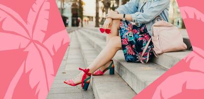 Rosa Collage von Frau stilvoll bunt Sommer- Outfit Sitzung im Stadt Straße Beine im Schuhe foto