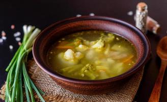 frische vegane Suppe mit Brokkoli, Blumenkohl, Spargel und Karotten