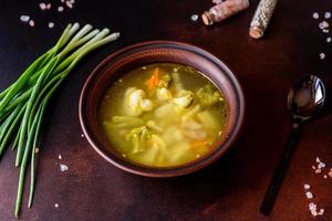 frische vegane Suppe mit Brokkoli, Blumenkohl, Spargel und Karotten