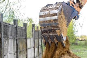 der moderne Bagger führt Aushubarbeiten auf der Baustelle durch foto