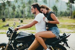 jung Paar im Liebe, Reiten ein Motorrad, Umarmung, Hingabe, kostenlos Geist foto