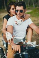 jung Paar im Liebe, Reiten ein Motorrad, Umarmung, Hingabe, kostenlos Geist foto