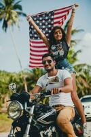 jung Paar im Liebe, Reiten ein Motorrad, Umarmung, Hingabe, kostenlos Geist, amerikanisch Flagge foto