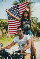 jung Paar im Liebe, Reiten ein Motorrad, Umarmung, Hingabe, kostenlos Geist, amerikanisch Flagge foto