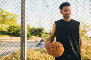 schwarz Mann tun Sport, spielen Basketball auf Sonnenaufgang, aktiv Lebensstil, sonnig Sommer- Morgen foto