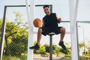 schwarz Mann tun Sport, spielen Basketball auf Sonnenaufgang, aktiv Lebensstil, sonnig Sommer- Morgen foto