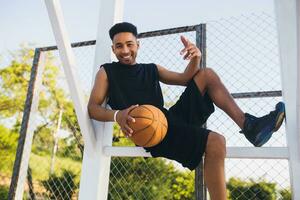 schwarz Mann tun Sport, spielen Basketball auf Sonnenaufgang, aktiv Lebensstil, sonnig Sommer- Morgen foto