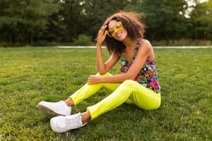 jung stilvoll schwarz Frau haben Spaß im Park Sommer- Mode Stil foto