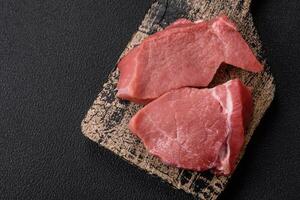 roh Filet Steak Mignon Rindfleisch mit Salz, Gewürze und Kräuter foto