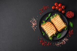 köstlich knusprig Sandwich mit Toast, Lachs, Avocado, Tomaten, Salz, Gewürze und Kräuter foto