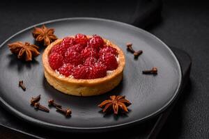 köstlich frisch Süss runden Torte mit reif Himbeeren und Sahne foto