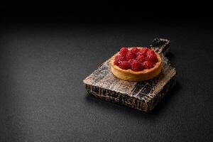 köstlich frisch Süss runden Torte mit reif Himbeeren und Sahne foto