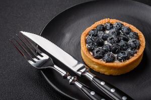 köstlich frisch Süss runden Torte mit reif Blaubeeren und Sahne foto