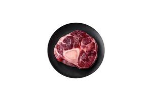 frisch Rindfleisch Markknochen Steak mit Salz, Gewürze und Kräuter foto
