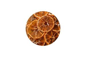 getrocknet runden Scheiben von Mandarine, Orange oder Zitrone auf ein dunkel Beton Hintergrund foto