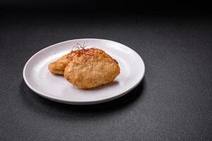 köstlich gebraten Schnitzel oder Fleischklößchen mit Salz, Gewürze und Kräuter foto