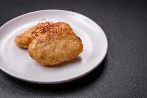 köstlich gebraten Schnitzel oder Fleischklößchen mit Salz, Gewürze und Kräuter foto