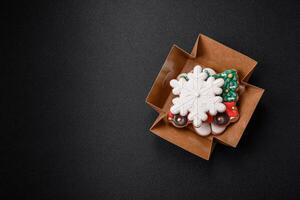 schön festlich Weihnachten Lebkuchen gemacht durch Hand mit Dekoration Elemente foto