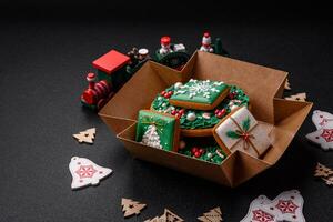 schön festlich Weihnachten Lebkuchen gemacht durch Hand mit Dekoration Elemente foto