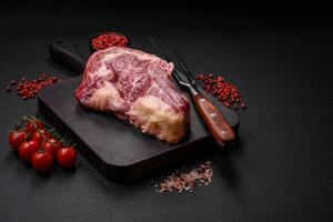 frisch saftig roh Rindfleisch Streifenfilet Steak mit Salz- und Gewürze foto