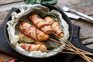 Brötchen mit Speck und Hühnerhack auf einem Eintopf mit frischem Spargel foto