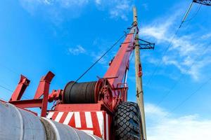 Installation der Säule für die Hochspannungsleitung foto