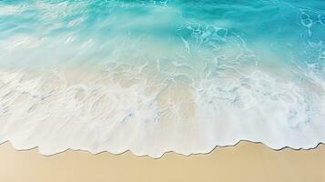 Antenne Aussicht von heiter Strand mit transparent Blau Wellen, Sonnenlicht, und Exemplar. perfekt zum Sommer- Ferien Konzepte. ai generiert foto