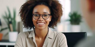 zuversichtlich Erwachsene 30 Jahre alt afrikanisch amerikanisch weiblich Psychologe Beratung ein Klient. ai generiert foto