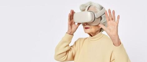 vr Technologie zum Alten Konzepte. ein elegant reifen Senior Frau genießen mit vr Headset Erfahrung. Stehen gegen das Weiß Hintergrund. Hand berühren Luft. ai generativ foto