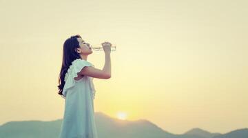 Frau trinkt Wasser vor Durst foto