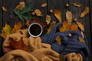 Flatlay Herbstkaffee und Blätter Foto