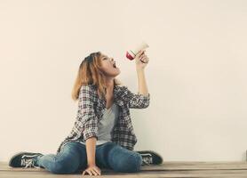 junge Hipster-Frau, die durch Megaphon schreit. foto