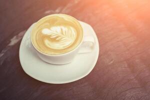 weiße Tasse Cappuccino mit baumförmigem Milchschaum foto